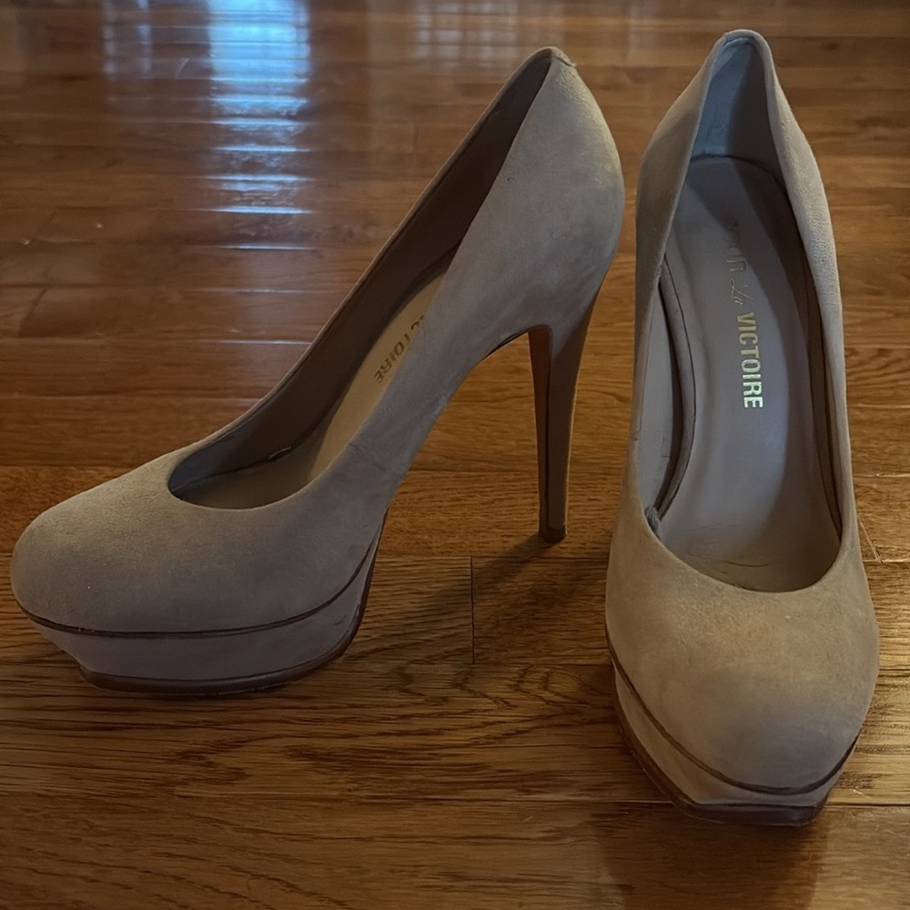 Pour La Victoire Women's Tan Suede Platform Pumps